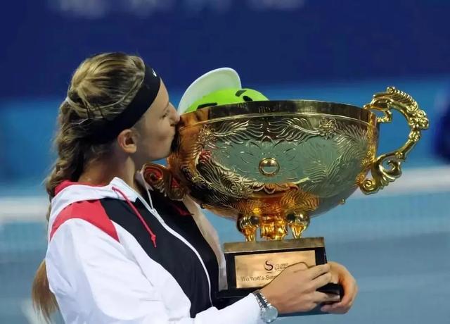  阿扎伦卡迎来十赛季高光表现，塞尔维亚队球迷沸腾！